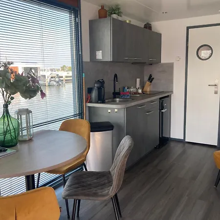 Houseboat De Amstel * Monnickendam