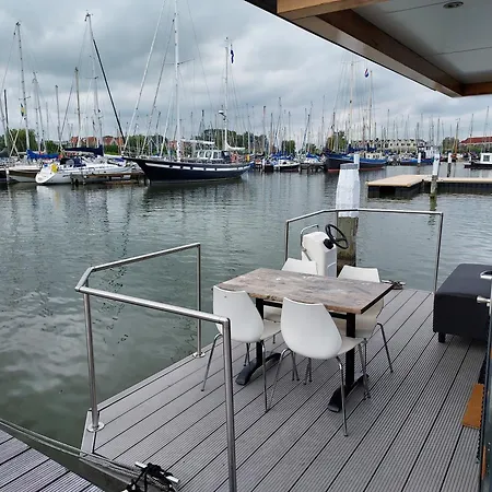 Houseboat De Amstel モニキンダム