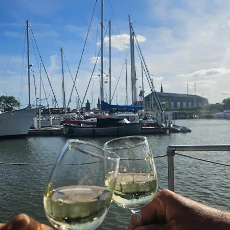 Houseboat De Amstel * Monnickendam
