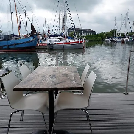 Houseboat De Amstel Båthotell