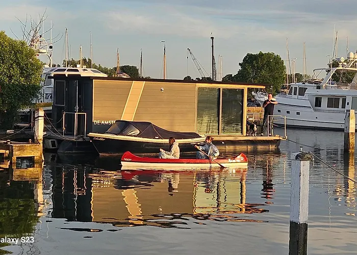 Botel Houseboat De Amstel *